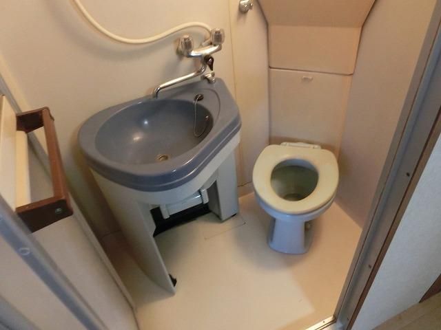 【バス】　可動式洗面台で便座が濡れないシャワールーム