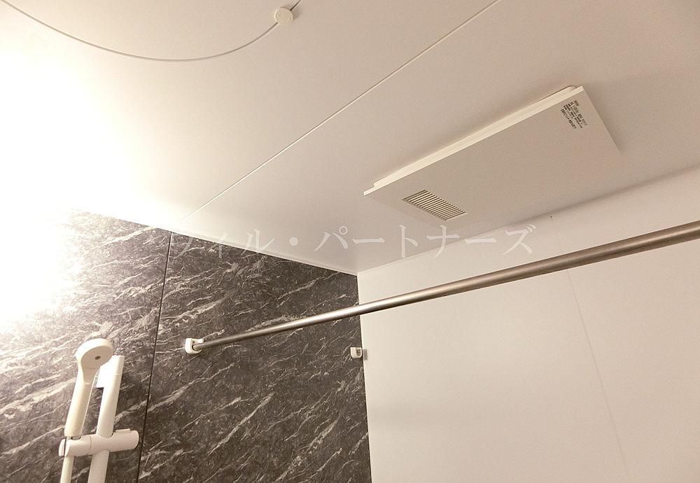 y̑ݔz@Ԏ蓯dlAE]^Cv̉摜ł