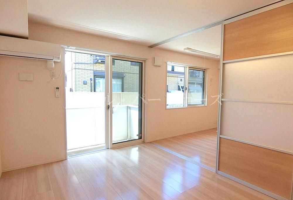 yErOz@Ԏ蓯dlAE]^Cv̉摜ł