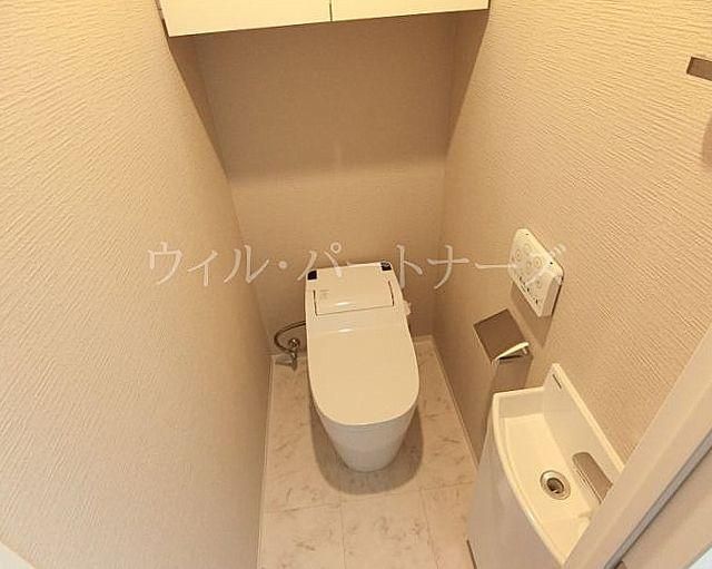 【トイレ】　すっきりタンクレストイレ採用
