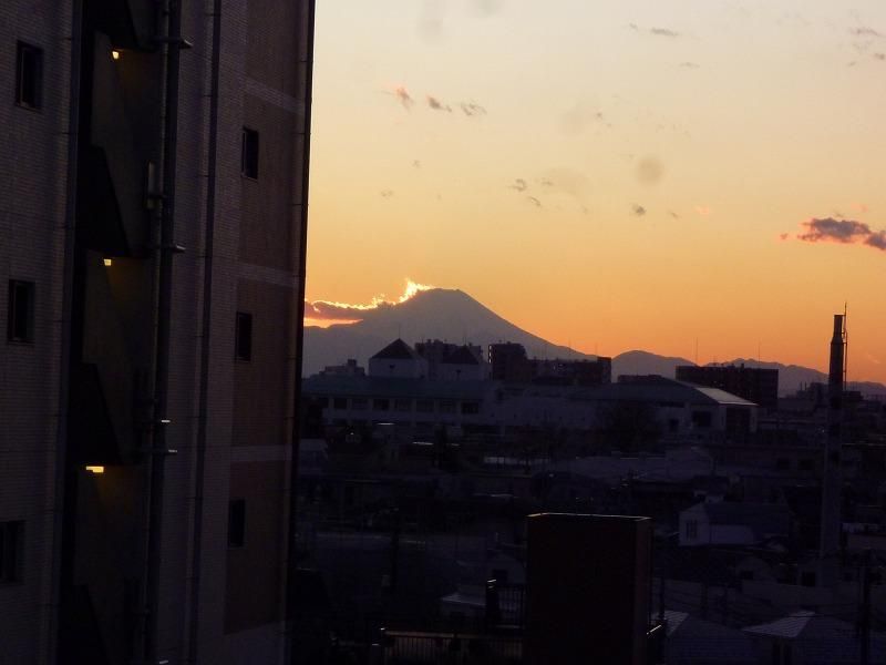 【眺望】　澄んだ空の日には富士山が見えます！