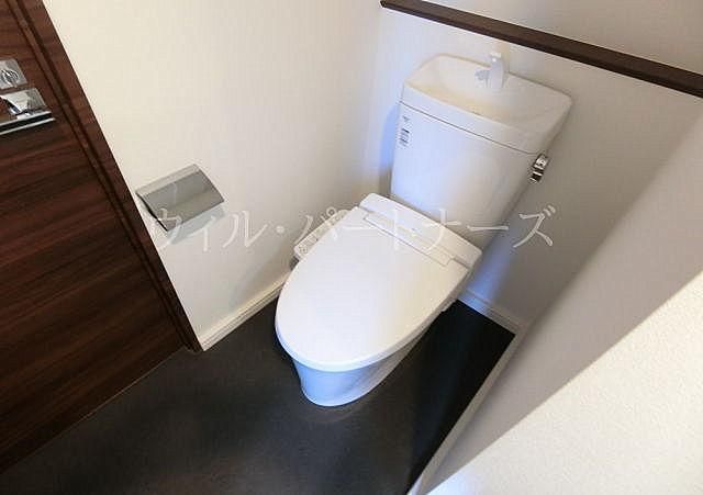 【トイレ】　温水洗浄便座付きトイレです