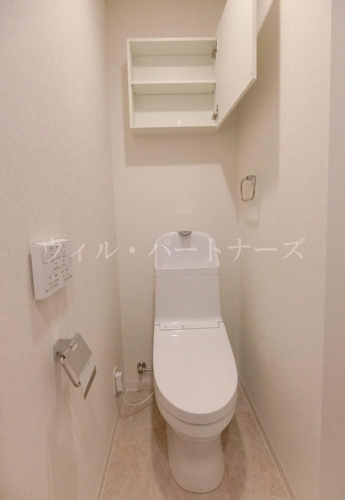 【トイレ】　同間取り同仕様、左右反転タイプのお部屋です