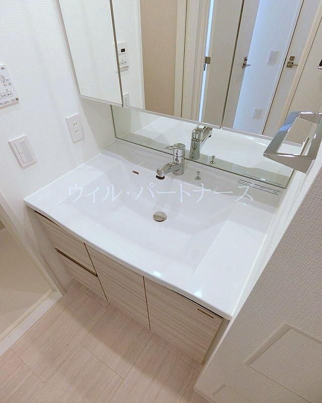 【洗面所】　3面鏡付きワイドドレッサー