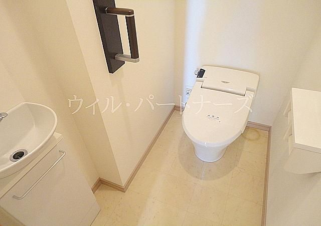 【トイレ】　タンクレストイレ採用/同間取り同仕様