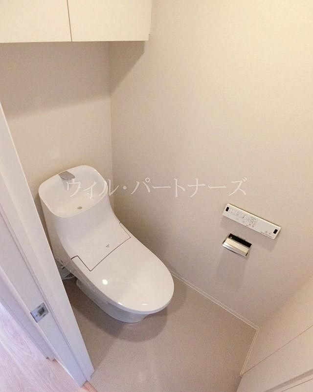 【トイレ】　トイレ前面にも物入れあります
