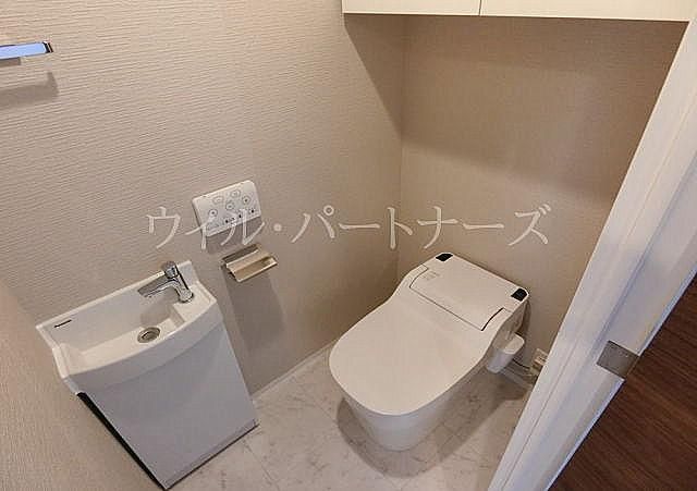 【トイレ】　すっきりタンクレストイレ採用